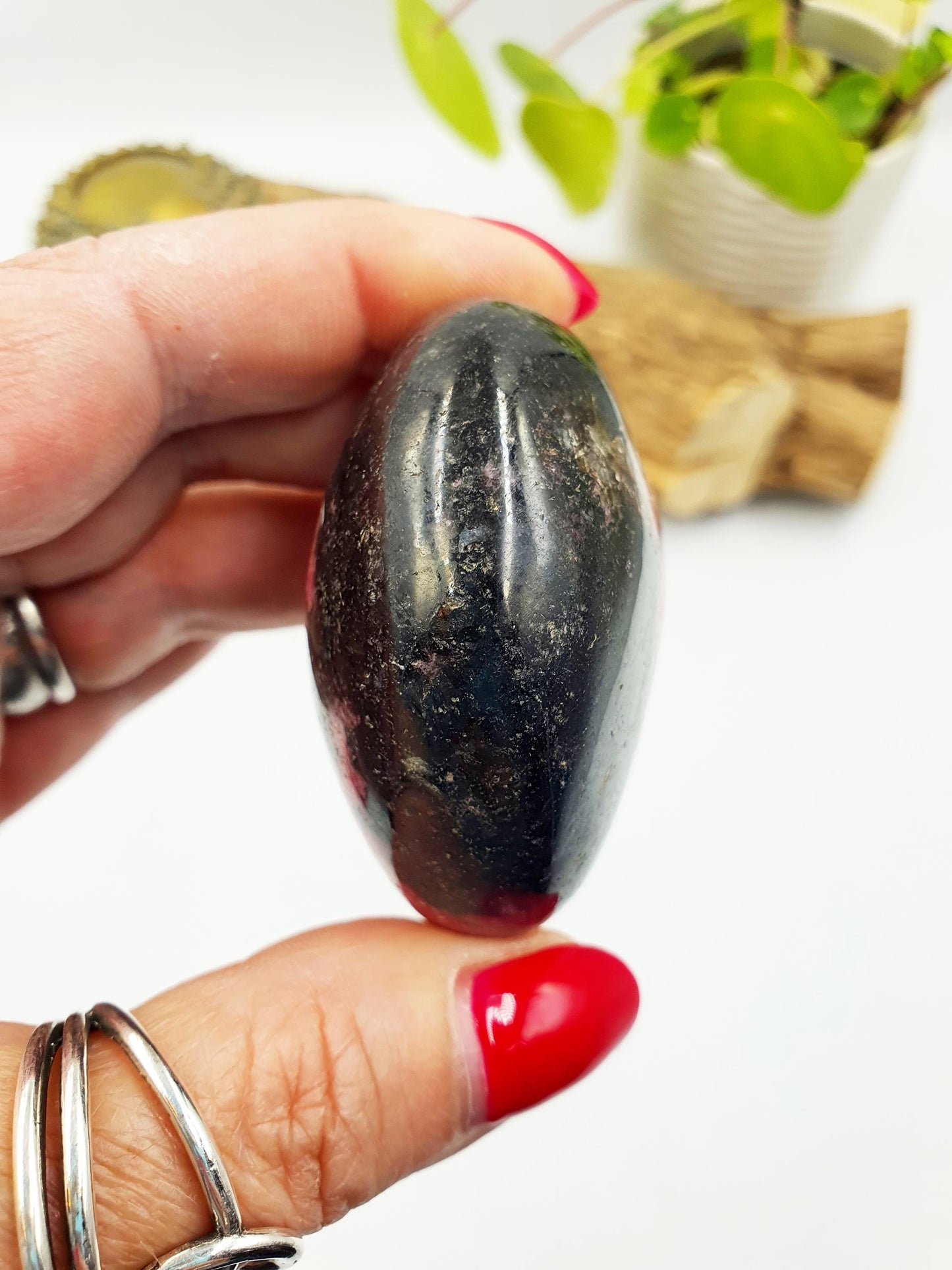 Rhodonite Palm Stone - Emotional Healing & Heart Chakra Crystal - 160g