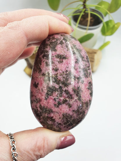 Large Beautiful Rhodonite Palm Stone / Rhodonite Palm / Reiki Crystal Palm / Meditation Palm - 200g
