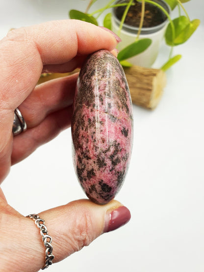 Large Beautiful Rhodonite Palm Stone / Rhodonite Palm / Reiki Crystal Palm / Meditation Palm - 200g