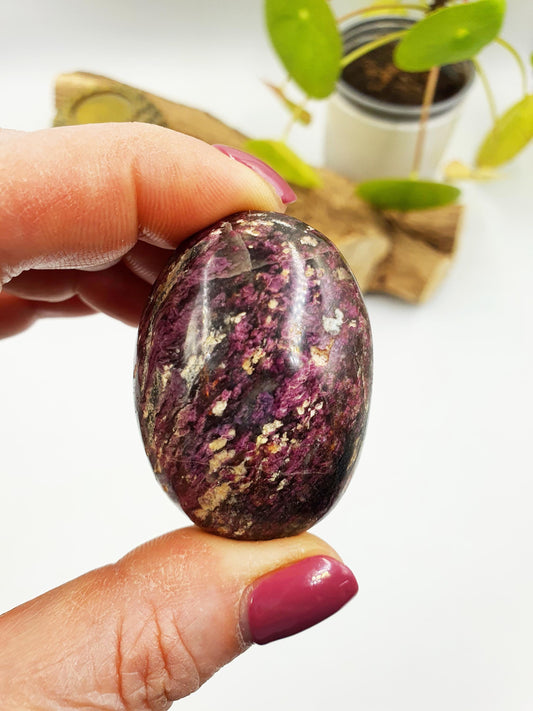 Cute Little Plum Tourmaline Palm / Plum Blossom Tourmaline Palm Stone / Pocket Stone / Meditation Palm - 55g
