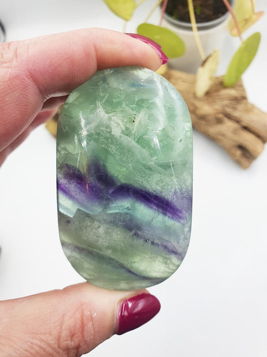 Feather Fluorite Palm / Feather Fluorite Palm Stone / Fluorite Palmstone / Meditation Palm - 110g