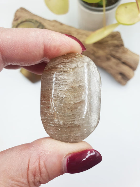 High Grade Sparkly Thousand Layer Palm with rainbow - Thousand Layer (Lodolite) Palm Stone / Meditation Palm / Reiki Crystal Palm - 40g
