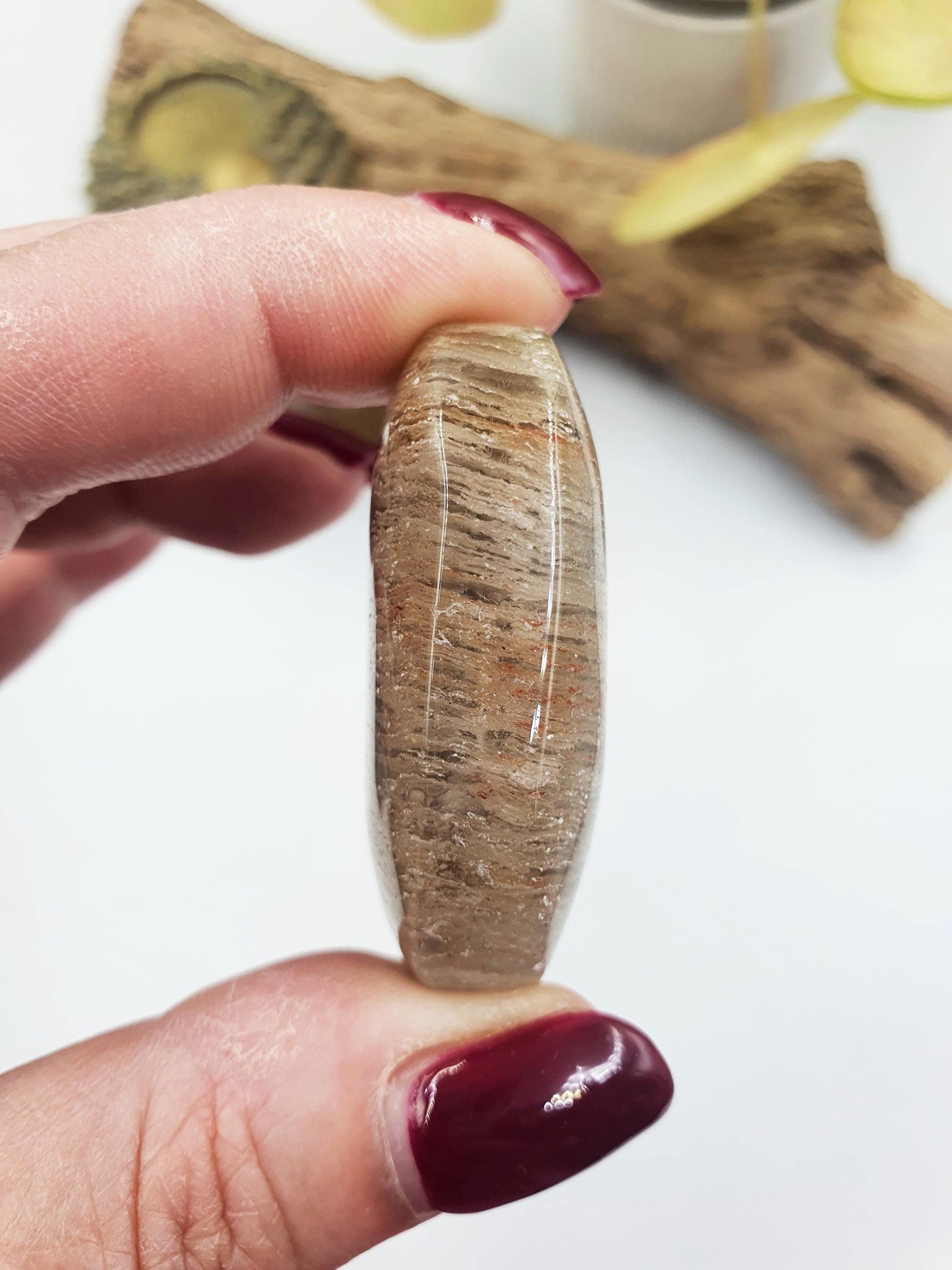 High Grade Sparkly Thousand Layer Palm with rainbow - Thousand Layer (Lodolite) Palm Stone / Meditation Palm / Reiki Crystal Palm - 40g