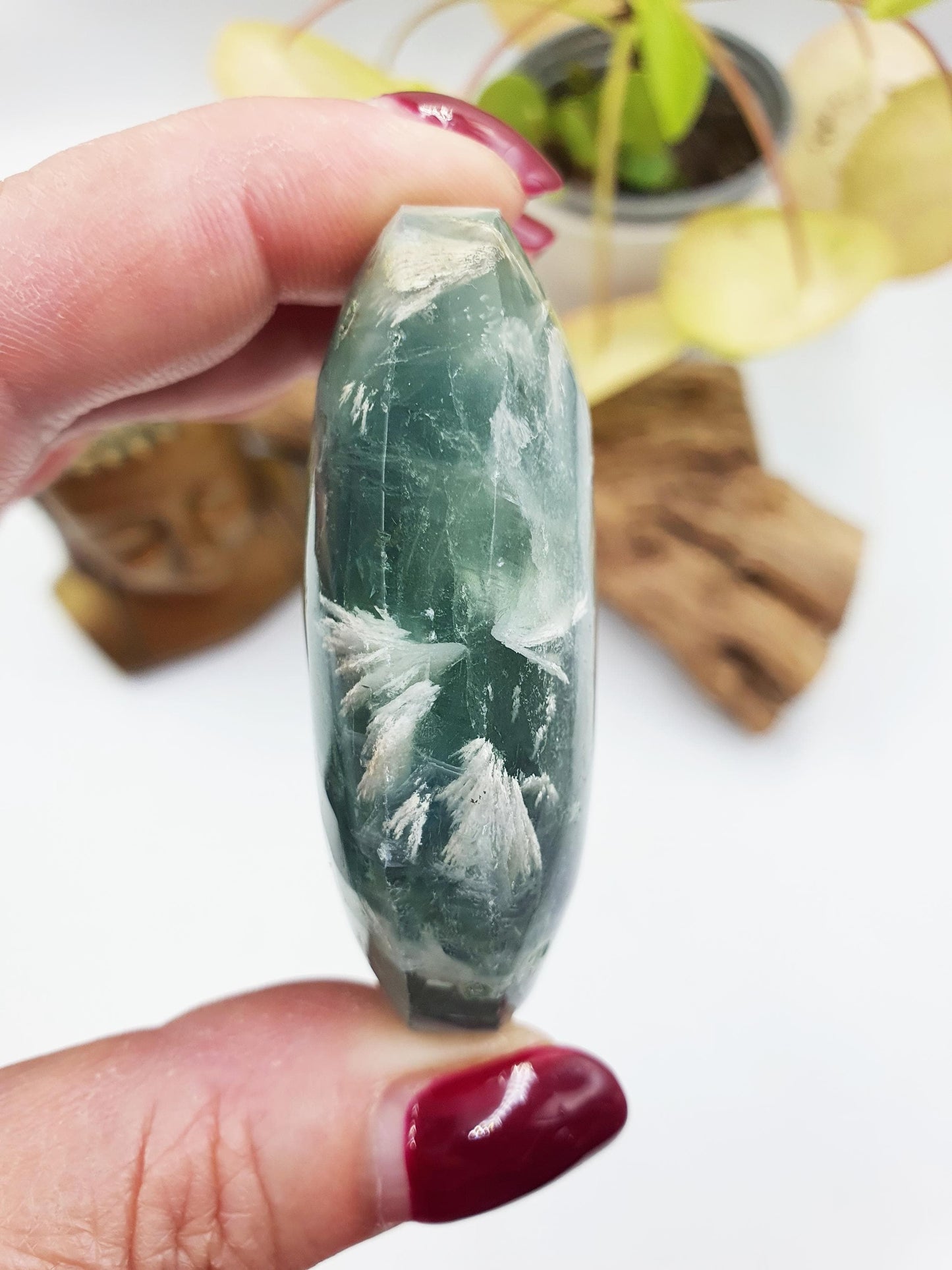 Feather Fluorite Palm / Feather Fluorite Palm Stone / Fluorite Palmstone / Meditation Palm - 100g