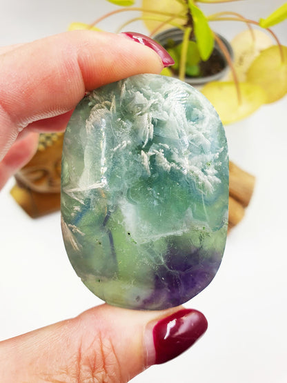 Feather Fluorite Palm / Feather Fluorite Palm Stone / Fluorite Palmstone / Meditation Palm - 100g