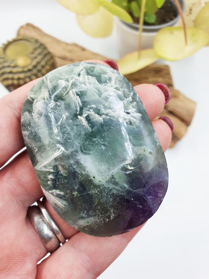 Feather Fluorite Palm / Feather Fluorite Palm Stone / Fluorite Palmstone / Meditation Palm - 100g