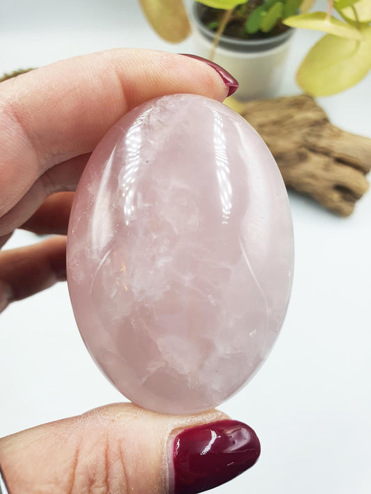 Beautiful Rose Quartz Palm with sparkly flashes / Rose Quartz Palm Stone / Meditation Crystal / Reiki Crystal Palm - 105g