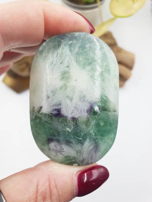 Flashy Feather Fluorite Palm / Feather Fluorite Palm Stone / Fluorite Palmstone / Meditation Palm - 75g
