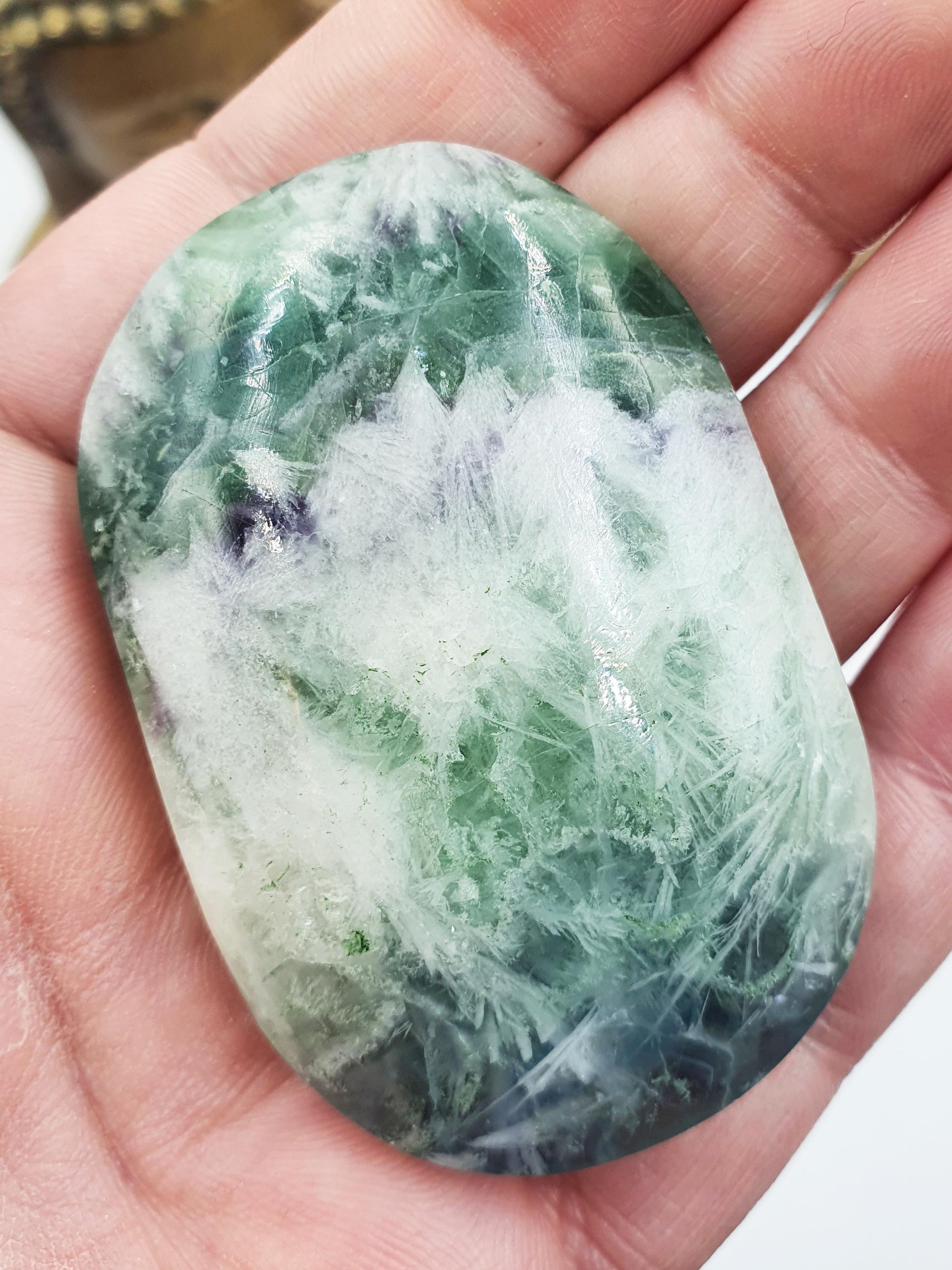 Flashy Feather Fluorite Palm / Feather Fluorite Palm Stone / Fluorite Palmstone / Meditation Palm - 75g