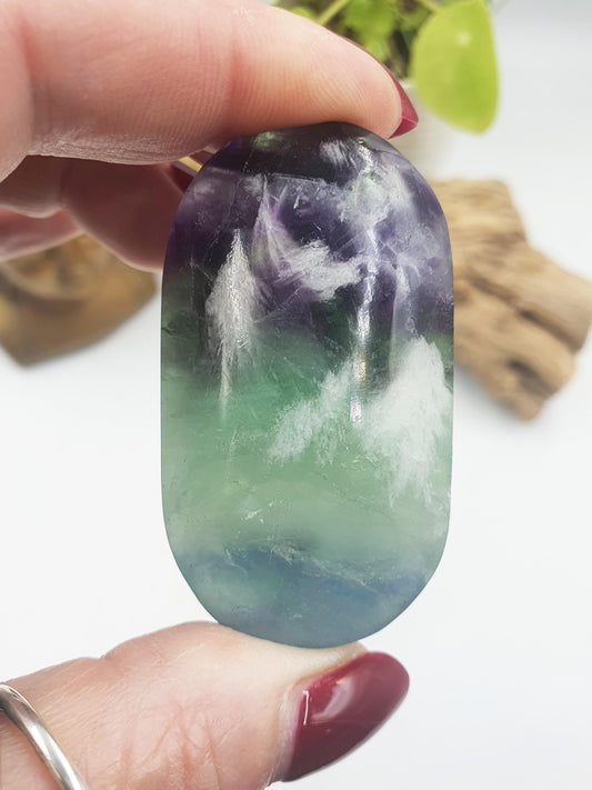 Feather Fluorite Palm / Feather Fluorite Palm Stone / Fluorite Palmstone / Meditation Palm - 60g