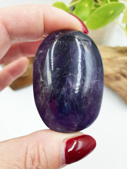 Beautiful Amethyst Palm with rainbows/ Amethyst Palm Stone / Amethyst Pocket Stone / Crystal Healing / Meditation Palm - 85g