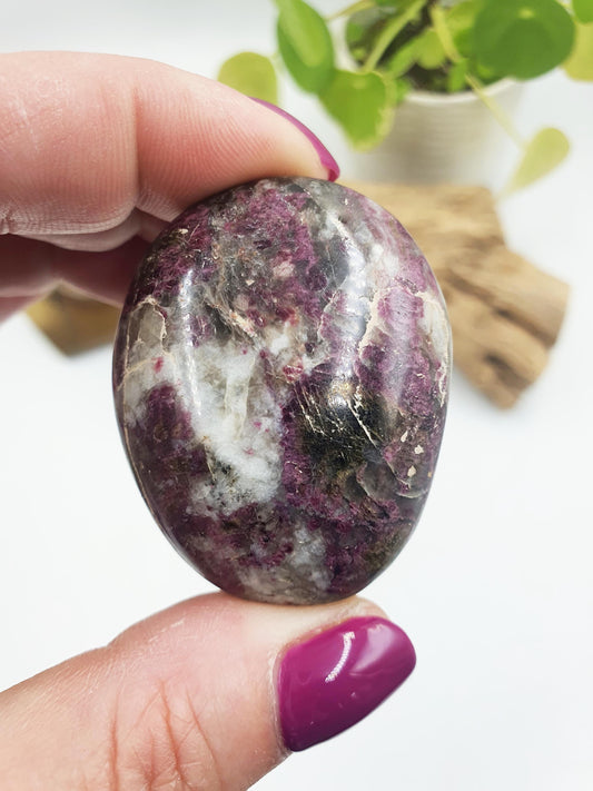 Cute Little Plum Tourmaline Palm / Plum Blossom Tourmaline Palm Stone / Pocket Stone / Meditation Palm - 55g