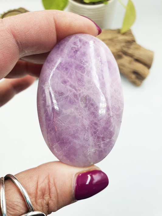 Beautiful Kunzite Crystal Palm / Kunzite Palm Stone / Pocket Crystal / Meditation Palm / Reiki Crystal Palm - 85g