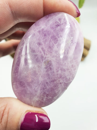 Beautiful Kunzite Crystal Palm / Kunzite Palm Stone / Pocket Crystal / Meditation Palm / Reiki Crystal Palm - 85g
