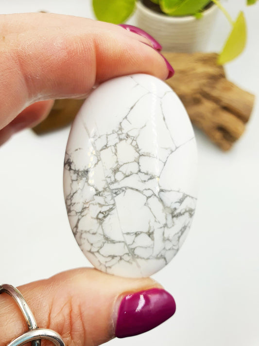 Beautiful Howlite Palm / Howlite Palm Stone / Pocket Crystal / Meditation Palm / Howlite Reiki Crystal - 45g