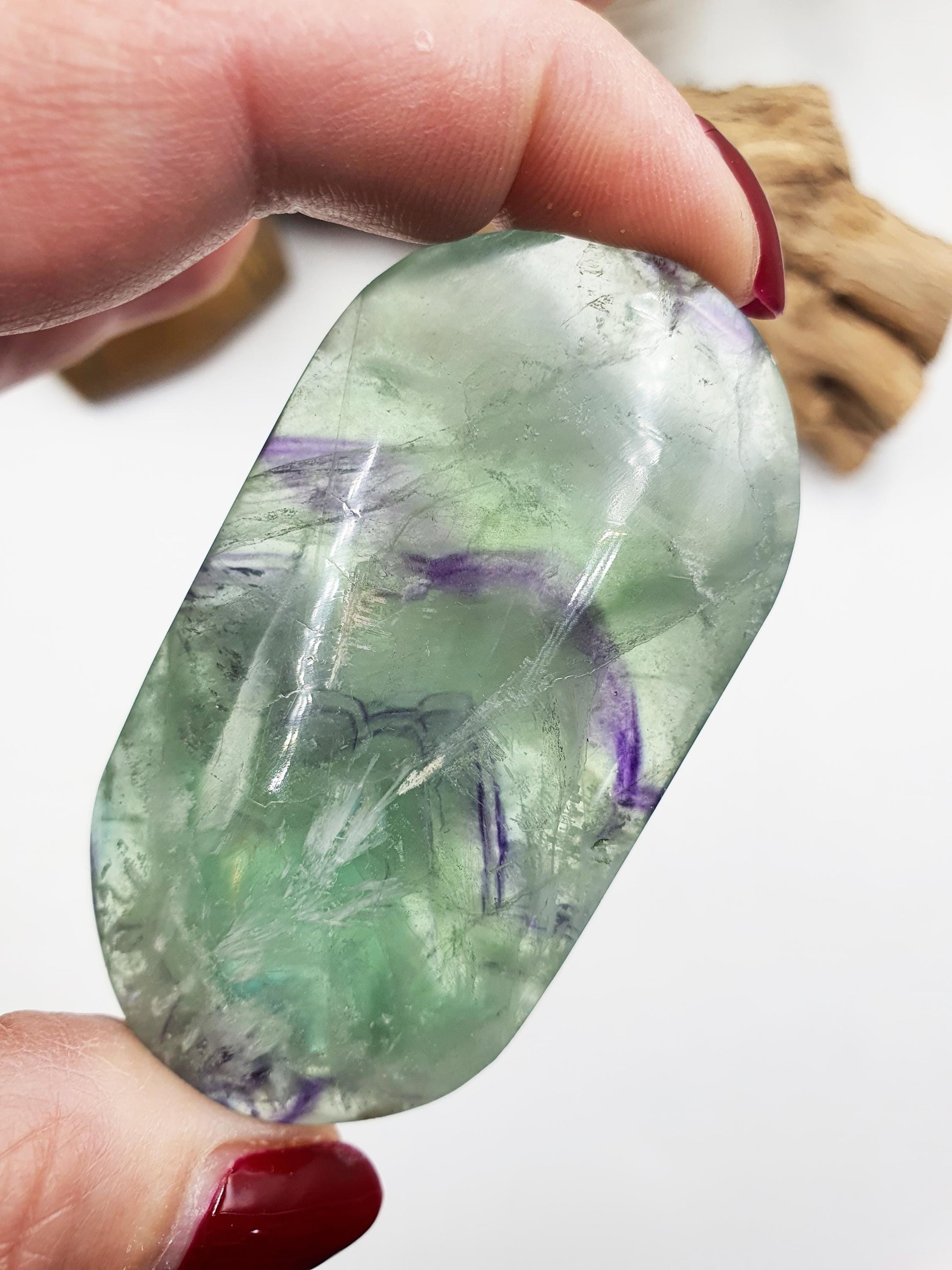 Pretty Fluorite Palm / Feather Fluorite Palm Stone / Fluorite Palmstone / Meditation Palm - 105g
