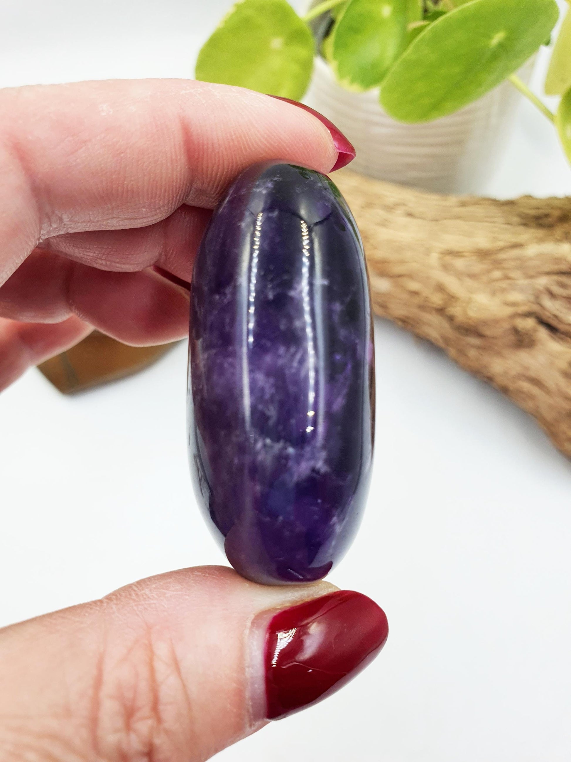 Beautiful Amethyst Palm with rainbows/ Amethyst Palm Stone / Amethyst Pocket Stone / Crystal Healing / Meditation Palm - 85g