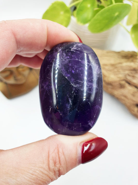 Beautiful Amethyst Palm with rainbows/ Amethyst Palm Stone / Amethyst Pocket Stone / Crystal Healing / Meditation Palm - 85g