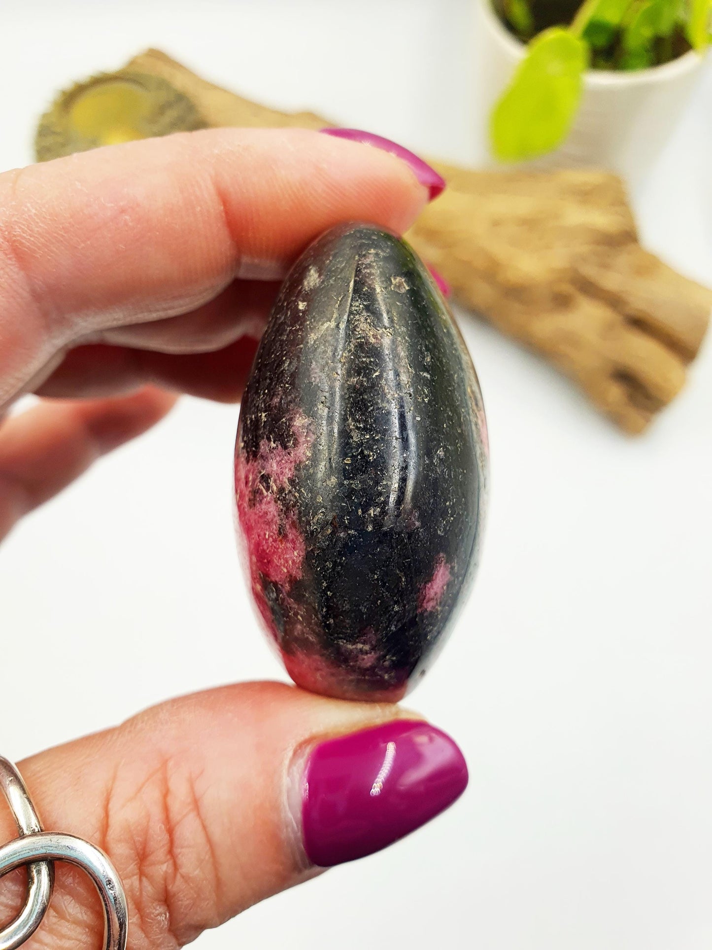 Rhodonite Palm Stone - Emotional Healing & Heart Chakra Crystal - 105g