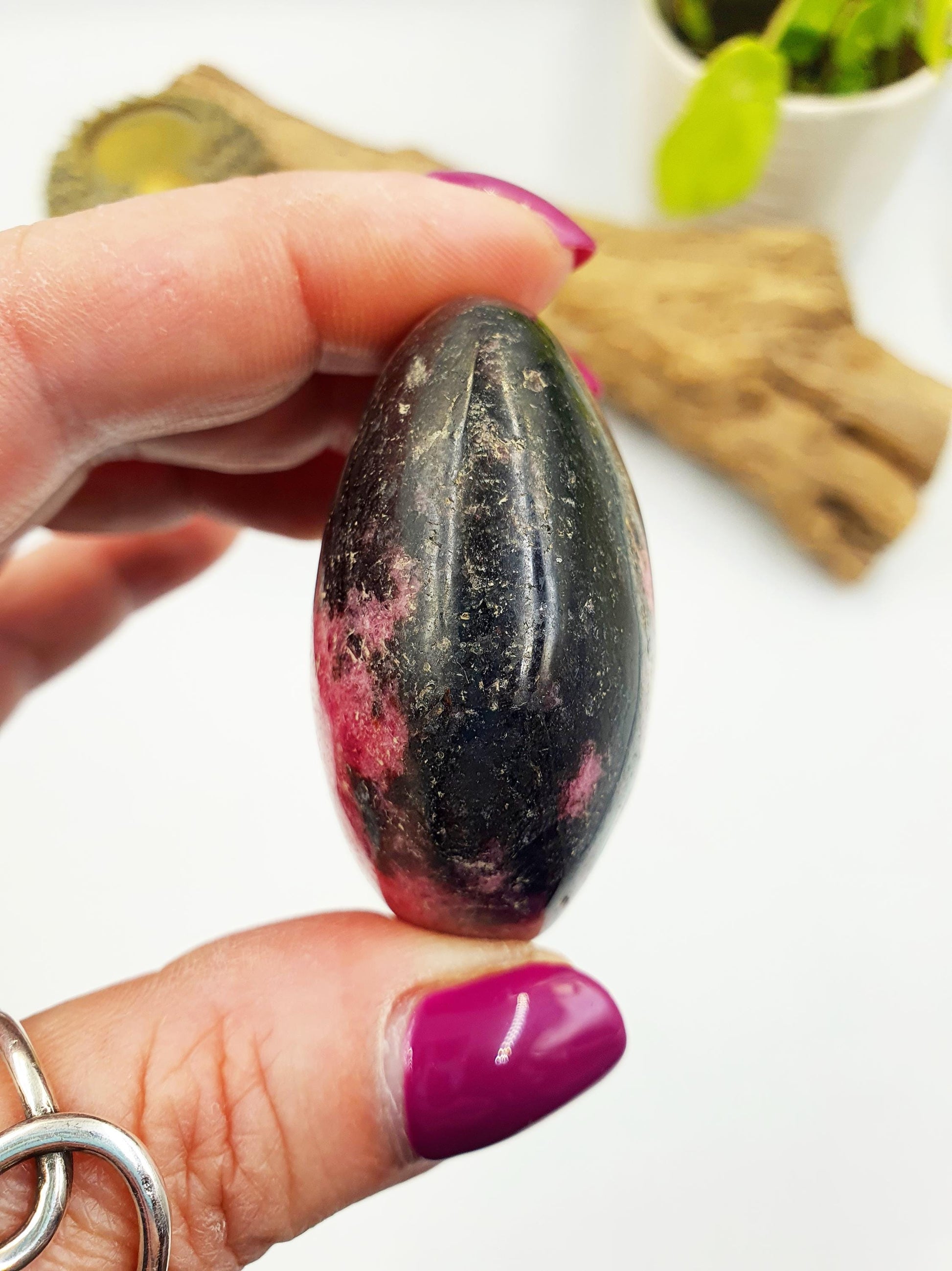 Rhodonite Palm Stone - Emotional Healing & Heart Chakra Crystal - 105g