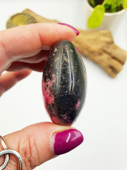 Rhodonite Palm Stone - Emotional Healing & Heart Chakra Crystal - 105g