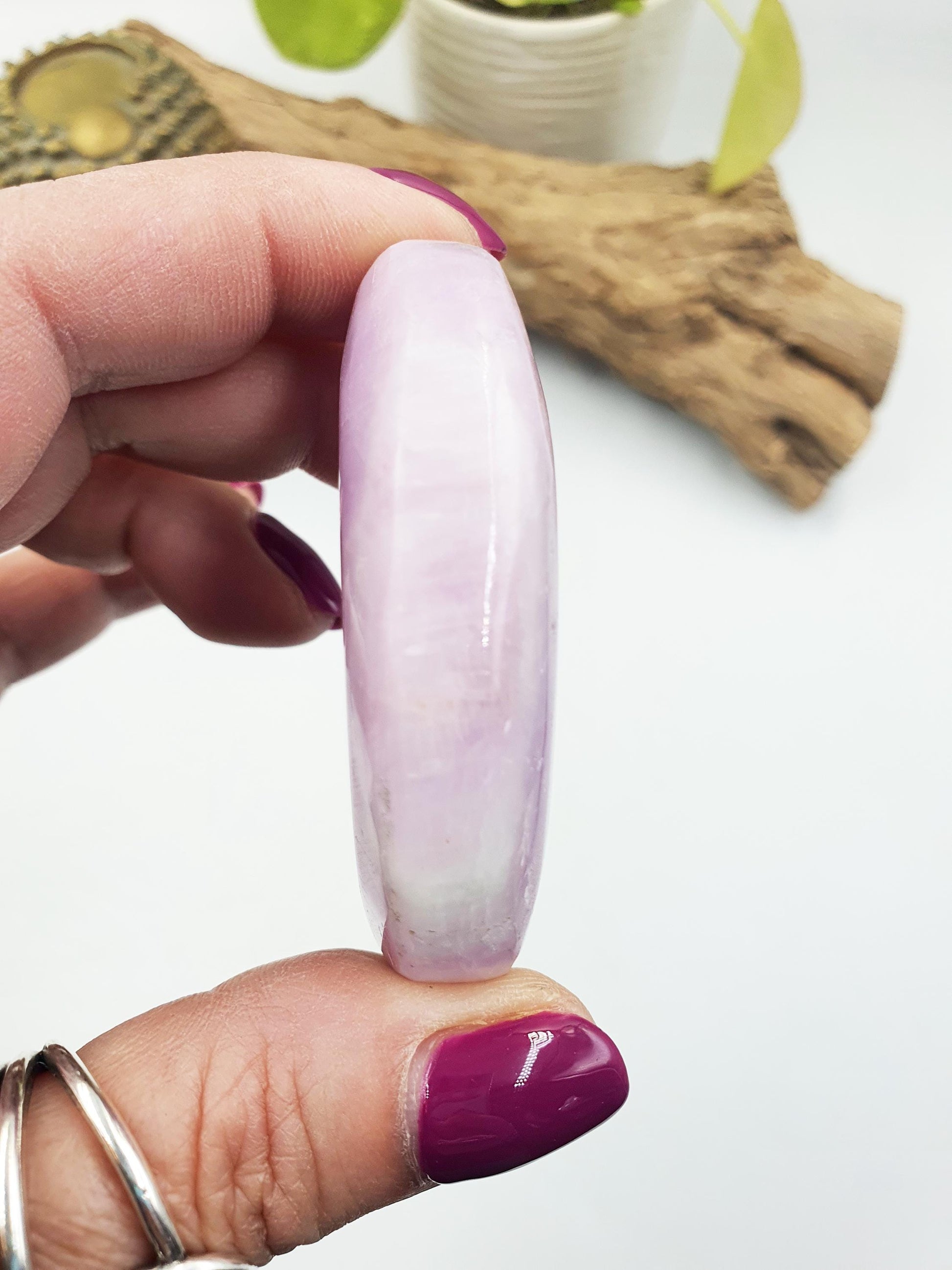 Beautiful Kunzite Crystal Palm / Kunzite Palm Stone / Pocket Crystal / Meditation Palm / Reiki Crystal Palm - 85g
