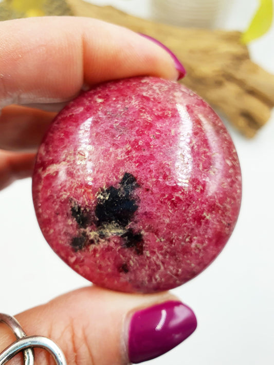 Round Rhodonite Palm Stone / Rhodonite Palm / Pocket Crystal / Meditation Palm / Reiki Crystal Palm - 95g