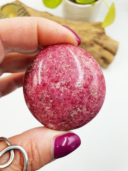 Round Rhodonite Palm Stone / Rhodonite Palm / Pocket Crystal / Meditation Palm / Reiki Crystal Palm - 95g