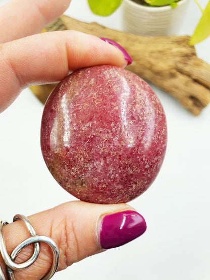 Round Pretty Rhodonite Palm Stone / Rhodonite Palm / Pocket Crystal / Meditation Palm / Reiki Crystal Palm - 110g