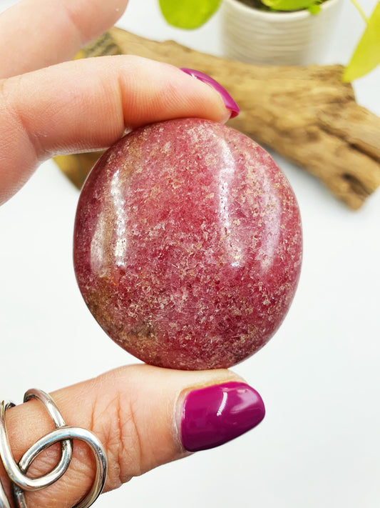 Round Pretty Rhodonite Palm Stone / Rhodonite Palm / Pocket Crystal / Meditation Palm / Reiki Crystal Palm - 110g