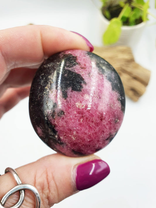 Rhodonite Palm Stone - Emotional Healing & Heart Chakra Crystal - 105g