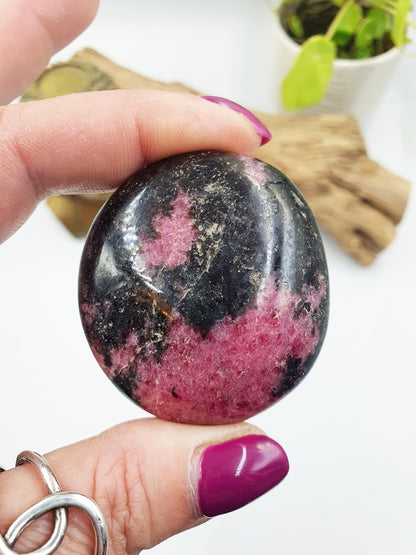Rhodonite Palm Stone - Emotional Healing & Heart Chakra Crystal - 105g
