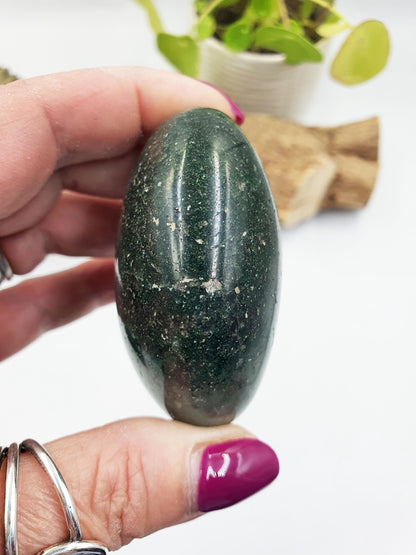 Green Fuchsite Palm Stone - Heart Chakra & Emotional Healing Crystal - 145g