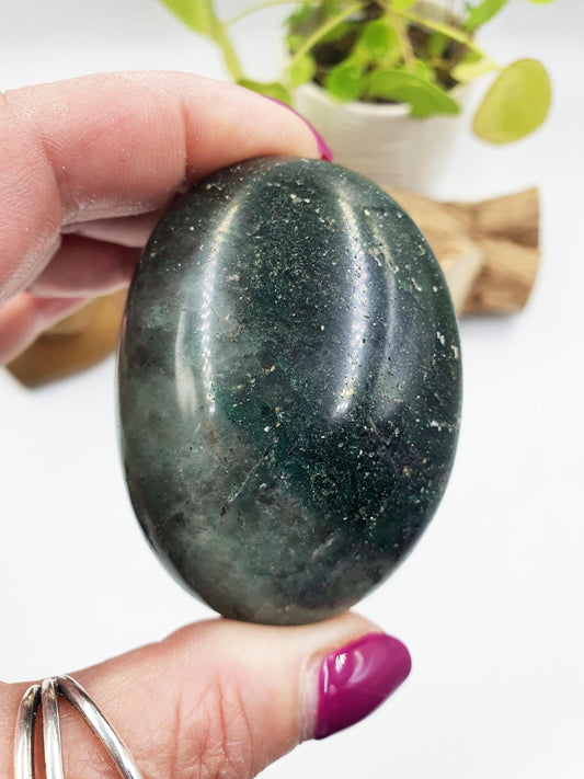 Green Fuchsite Palm Stone - Heart Chakra & Emotional Healing Crystal - 145g