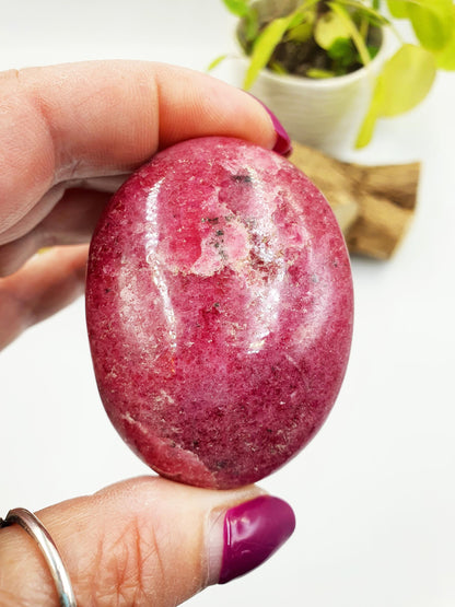 Rhodonite Palm Stone - Emotional Healing & Heart Chakra Crystal - 140g