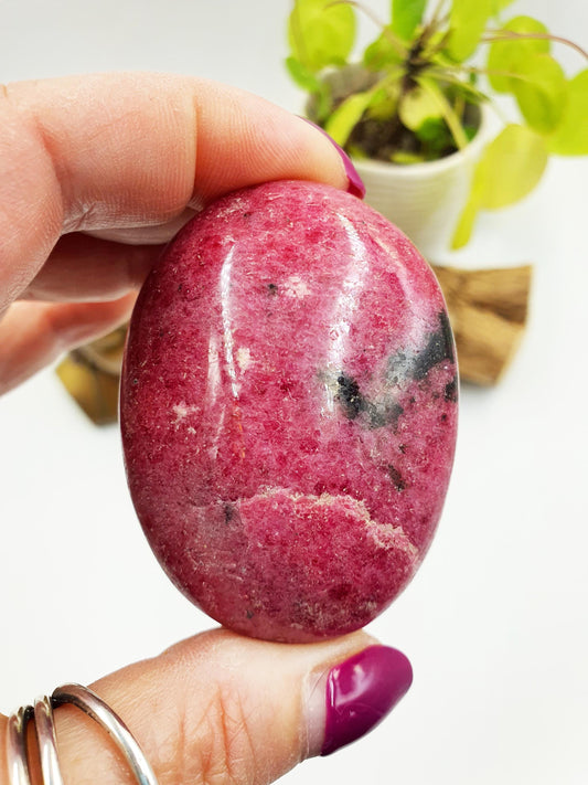 Rhodonite Palm Stone - Emotional Healing & Heart Chakra Crystal - 140g
