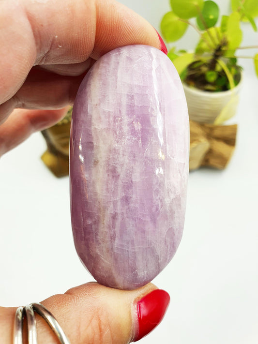 Kunzite Crystal Palm Stone - Heart Chakra & Emotional Healing Crystal - 100g