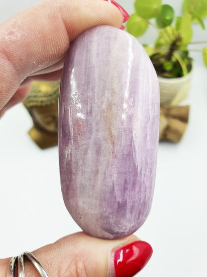 Kunzite Crystal Palm Stone - Heart Chakra & Emotional Healing Crystal - 100g