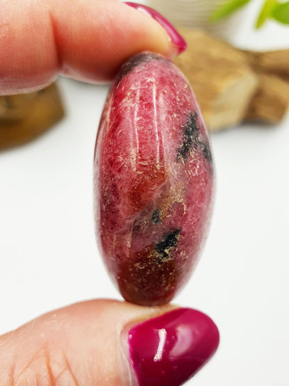 Rhodonite Palm Stone - Emotional Healing & Heart Chakra Crystal - 80g