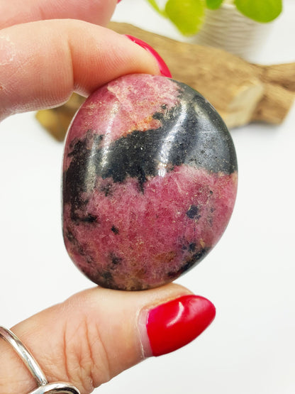 Rhodonite Palm Stone - Emotional Healing & Heart Chakra Crystal - 100g