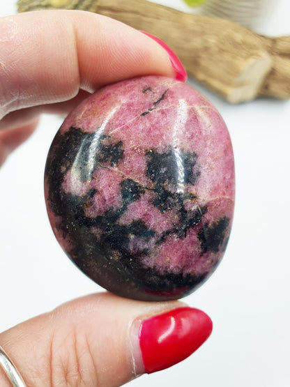 Rhodonite Palm Stone - Emotional Healing & Heart Chakra Crystal - 100g
