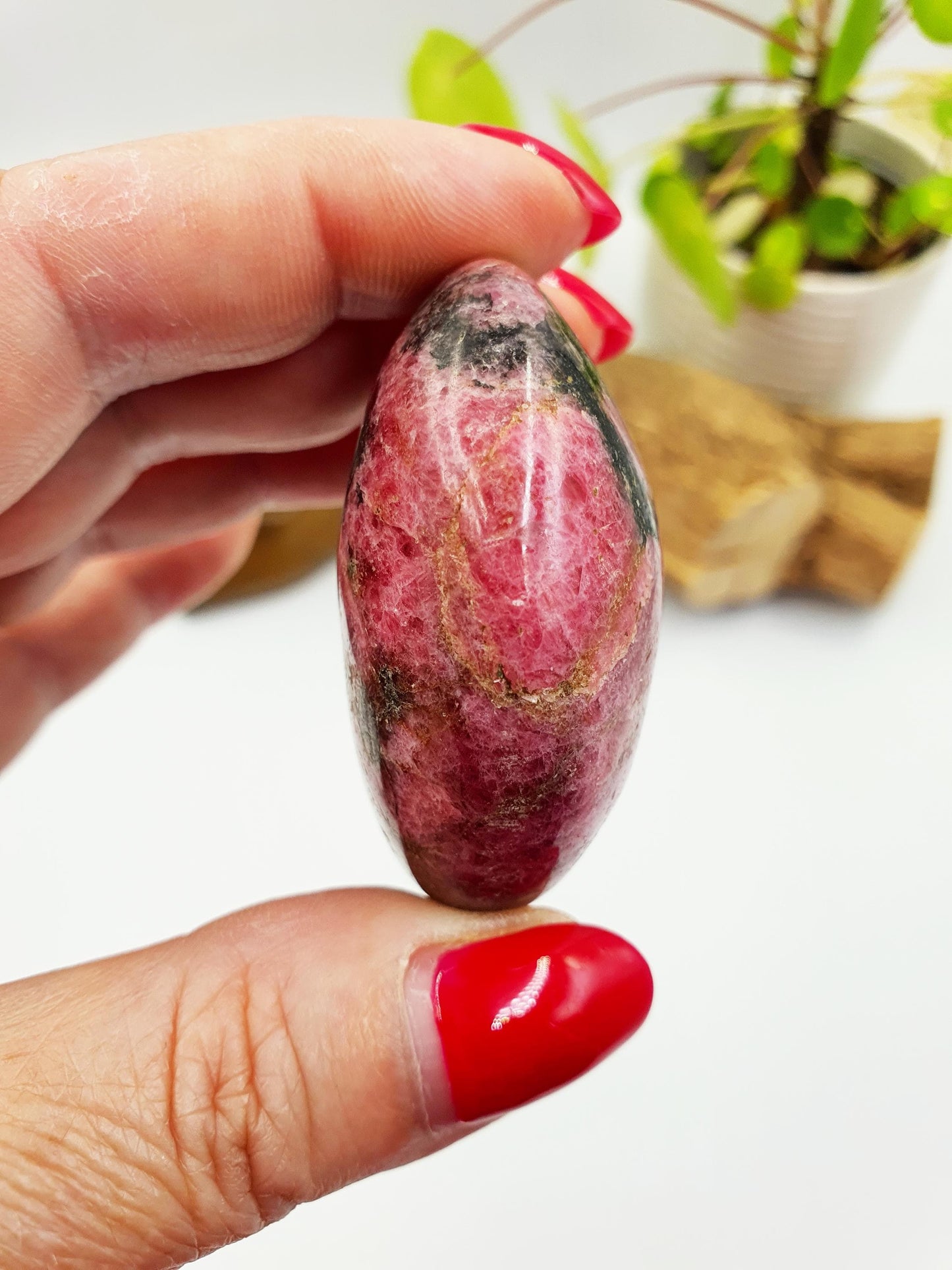 Rhodonite Palm Stone - Emotional Healing & Heart Chakra Crystal - 110g