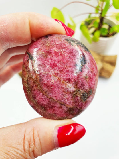 Rhodonite Palm Stone - Emotional Healing & Heart Chakra Crystal - 110g