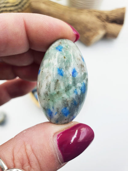 K2 Jasper Tumble Stones – Balance, Insight & Grounding Healing Crystals (Azurite in Granite), 3-4cm