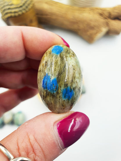 K2 Jasper Tumble Stones – Balance, Insight & Grounding Healing Crystals (Azurite in Granite), 3-4cm