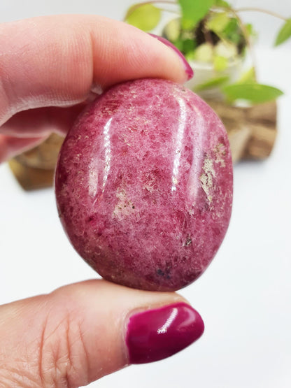 Rhodonite Palm Stone - Emotional Healing & Heart Chakra Crystal - 80g