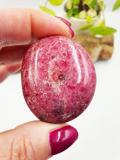 Rhodonite Palm Stone - Emotional Healing & Heart Chakra Crystal - 80g