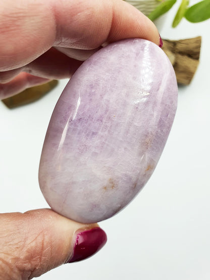 Large Kunzite Crystal Palm Stone - Heart Chakra & Emotional Healing Crystal - 90g