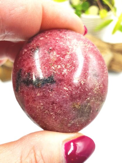 Rhodonite Palm Stone - Emotional Healing & Heart Chakra Crystal - 80g
