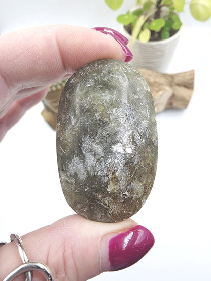 Golden Mica (Muscovite) Palm Stone – Confidence, Clarity & Emotional Strength Healing Crystal, 60g